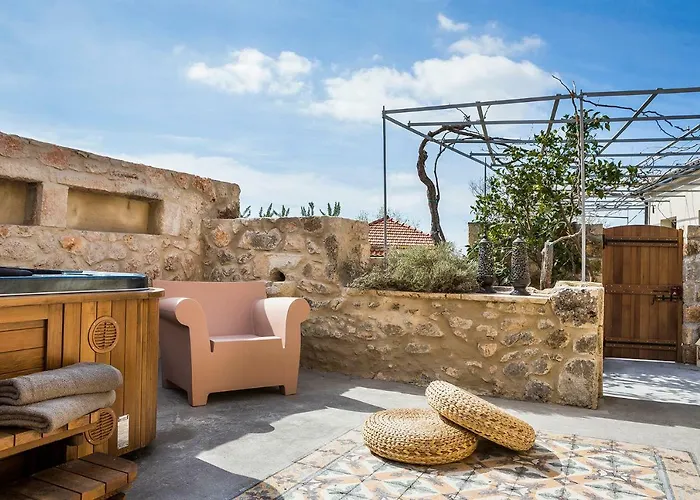 Daniela - Saint Nikolas Retreat Willa